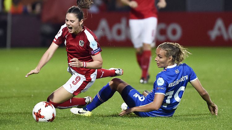 Sarah Zadrazil (l.) erreicht mit Österreich das EM-Viertelfinale.