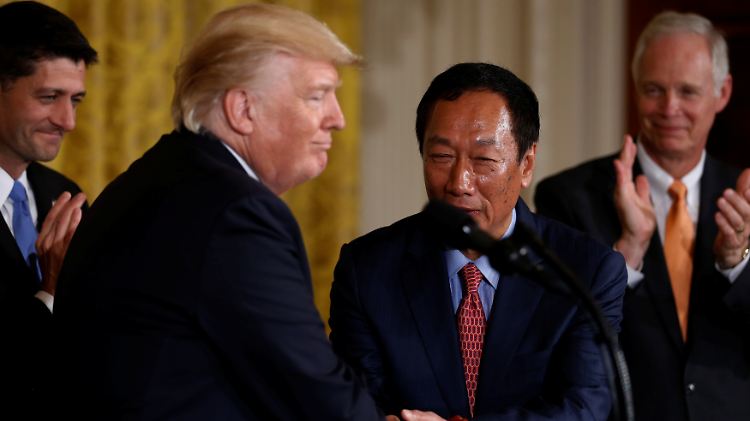 Trump und Gou schütteln Hände - bei einem früheren Zusammentreffen.