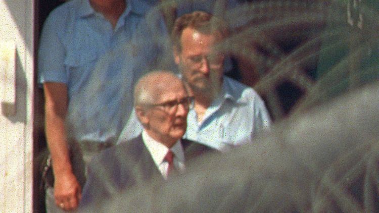 Erich Honecker sitzt 1992 in einem Berliner Gefängnis - und wartet auf seinen Prozess. 
