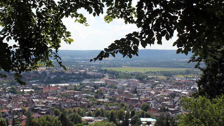 Sonneberg von oben: Ausbick vom Panorama-Wanderweg auf die Stadt.