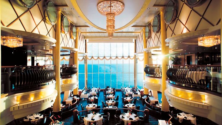 Speisen mit Ausblick: Auf einigen Fähren wie hier auf der "Color Fantasy" unterscheiden sich die Restaurants nicht von denen auf Kreuzfahrtschiffen. 