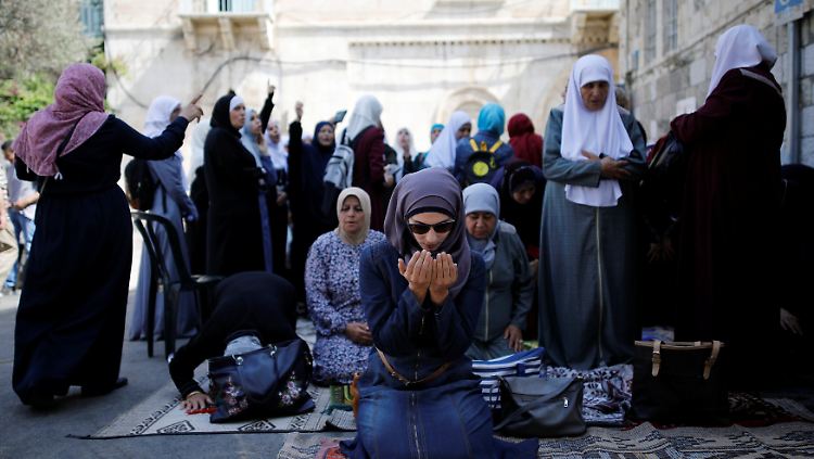 Palästinensische Frauen beten aus Protest außerhalb des Tempelbergs.