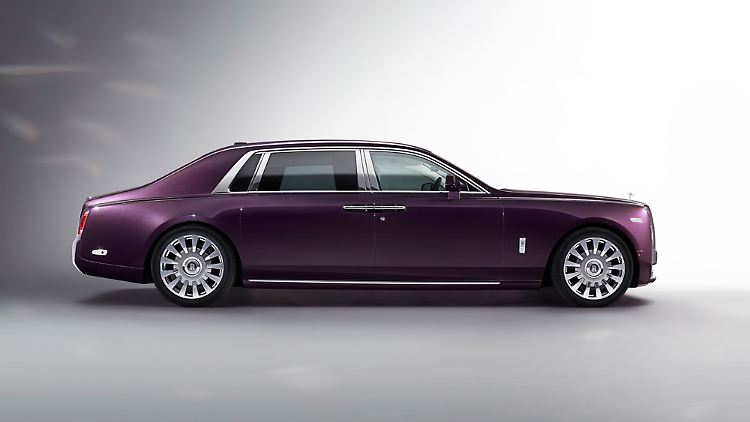Spitzentechnologie zu Spitzenpreisen: die achte Generation des Rolls-Royce Phantom fährt vor.