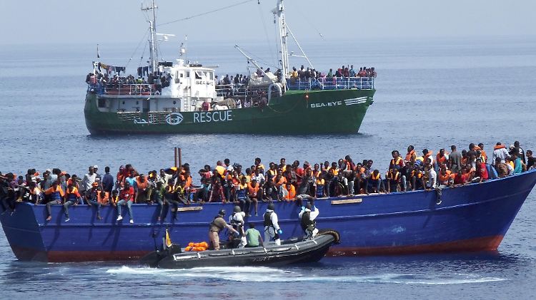 Flüchtlinge auf einem überfüllten Flüchtlingsboot werden vor der libyschen Küste gerettet.