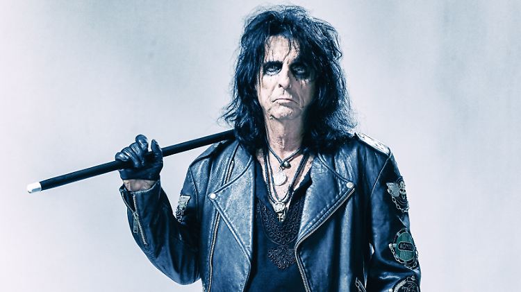 Lehrt uns auch mit fast 70 noch das Fürchten: Alice Cooper.