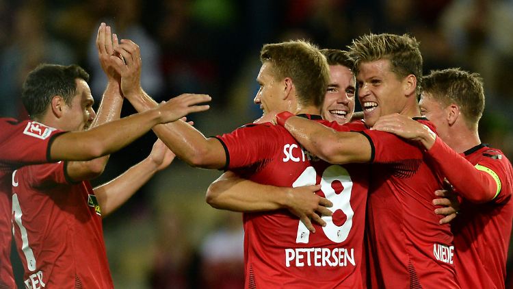 Torschütze Nils Petersen (m.) freut sich mit seinen Mannschaftskollegen über seinen Treffer zum 1:0.
