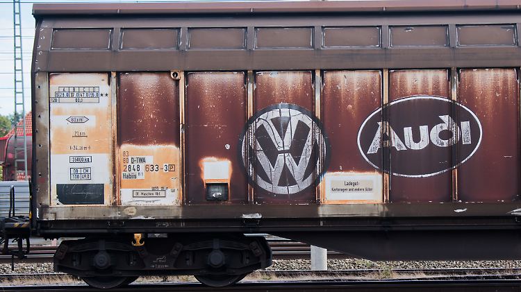 Ein alter Güterzug mit den Firmenlogos von Volkswagen und Audi steht in Fallersleben bei Wolfsburg.