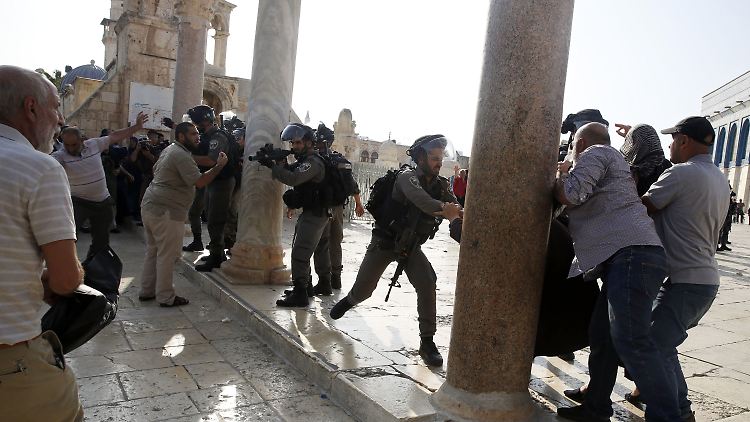 Handgemenge zwischen Palästinensern und israelischen Sicherheitskräften am Donnerstag im Innenhof der Al-Aksa-Moschee.