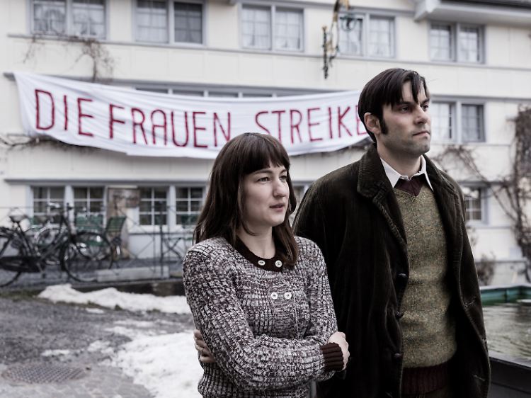 Als seine Frau Nora (Marie Leuenberger) politisch wird, muss Hans (Maximilian Simonischek) in "Die göttliche Ordnung" erstmal ganz schön schlucken.