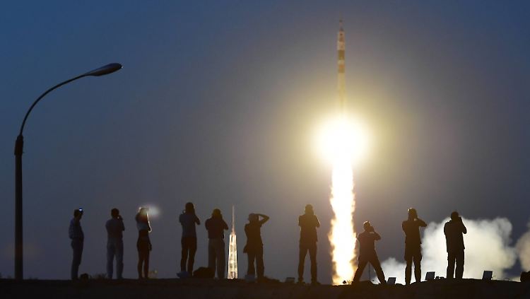 Journalisten verfolgen den Start der Sojus-Rakete.