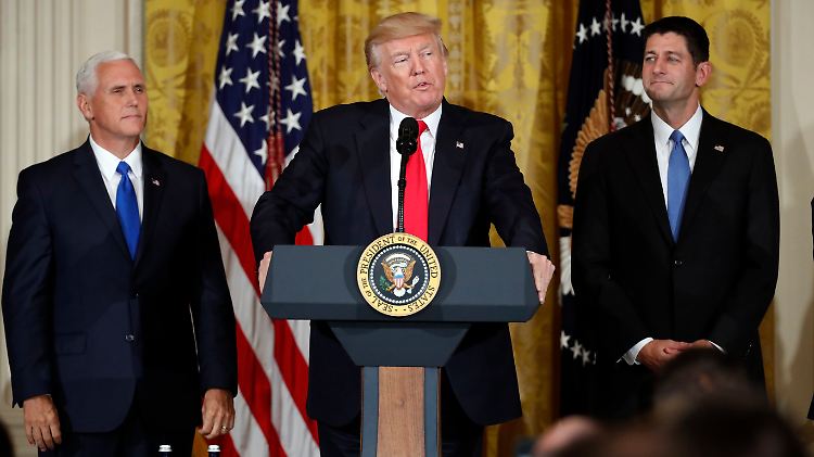 Donald Trump mit Vize-Präsident Mike Pence (l.), dem Vorsitzenden des Senats und Paul Ryan, dem Vorsitzenden des Repräsentantenhauses.