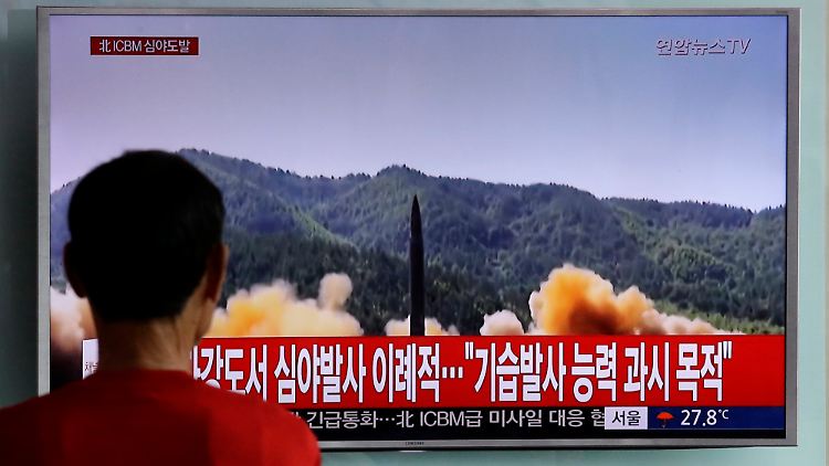 Ein Mann in Südkorea betrachtet Aufnahmen vom jüngsten nordkoreanischen Raketentest.
