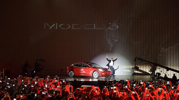 Elon Musk präsentiert das Model 3, mit dem Tesla in den Massenmarkt vordringen will.