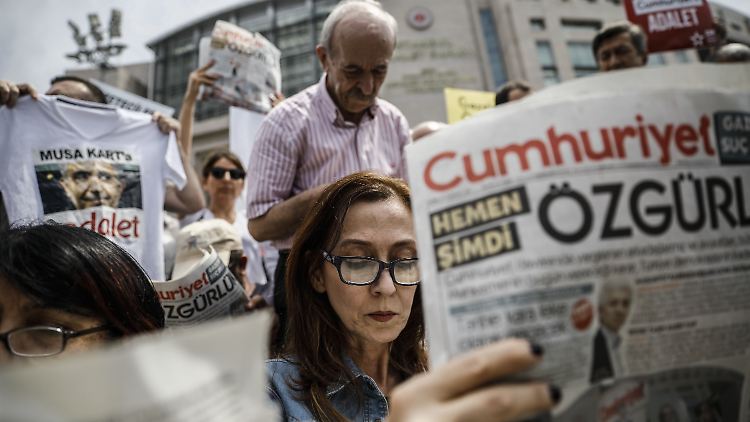 Dutzende Journalisten sitzen in der Türkei inzwischen im Gefängnis.