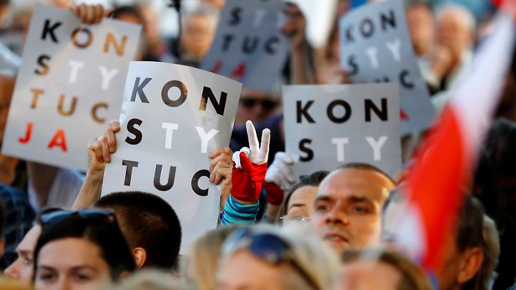 Zehntausende Polen protestieren gegen die Justizreform.