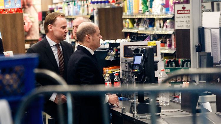 Der Erste Bürgermeister Scholz und Innensenator Grote besuchen den Edeka-Markt, wo die Tat verübt wurde.