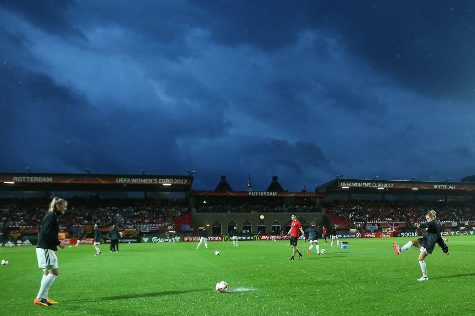 Das Viertelfinale zwischen den deutschen und dänischen Frauen bei der EM in den Niederlanden sollte ein Fußball-Fest werden. Doch Dauerregen sei Dank ...