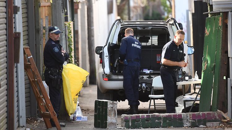 Polizisten und Forensiker untersuchen das Haus eines Verdächtigen im Vorort Surry Hills.