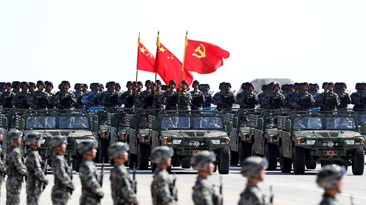12.000 Soldaten sollen an der Parade beteiligt gewesen sein.