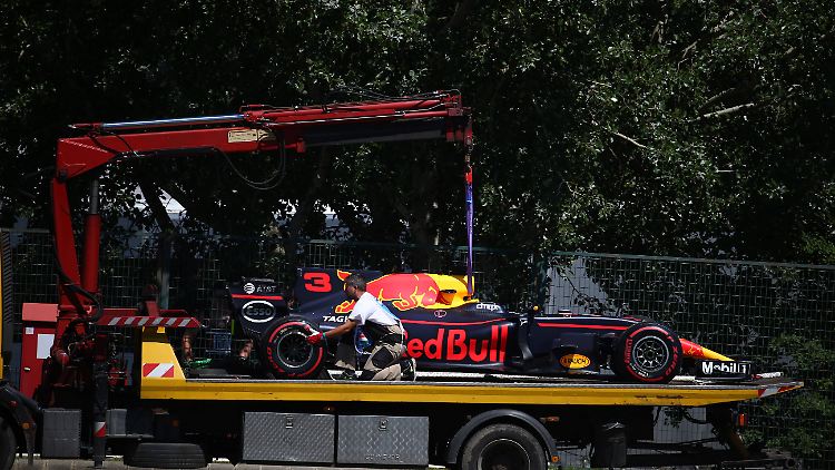 Daniel Ricciardo brauchte in Ungarn den Abschlepper.