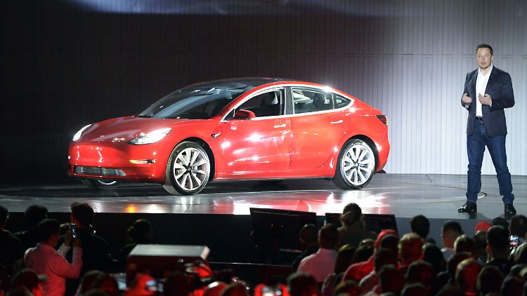 Elon Musk und sein Elektroautobauer Tesla wollen mit dem Model 3 endlich Geld verdienen.