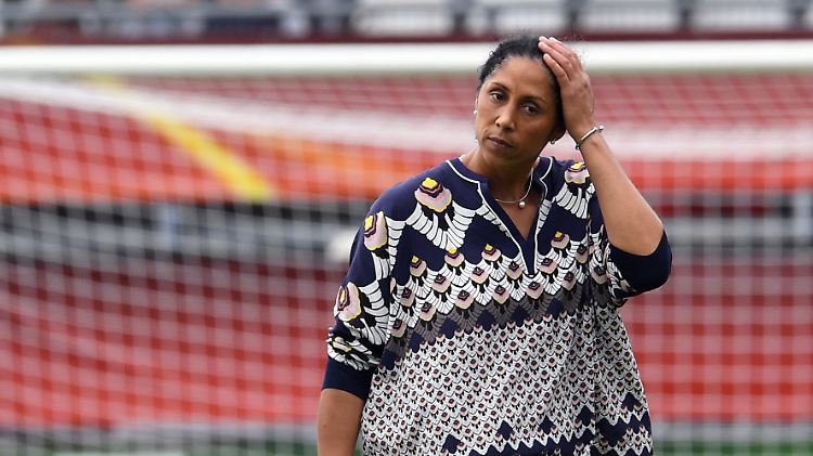 Ihr erstes Turnier als Fußball-Bundestrainerin endete für Steffi Jones und die DFB-Frauen in einer historischen Schmach.