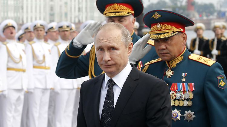 Russlands Präsident Putin (hier auf einer Militärparade in St. Petersburg) reagiert auf die neuen Sanktionen der USA gegen sein Land.