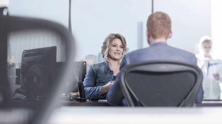 Wenn der Arbeitgeber einen Bewerber bittet, zu einem Vorstellungsgespräch zu kommen, und nichts zu den Anreisekosten vereinbart ist, muss der Arbeitgeber sie in der Regel tragen.