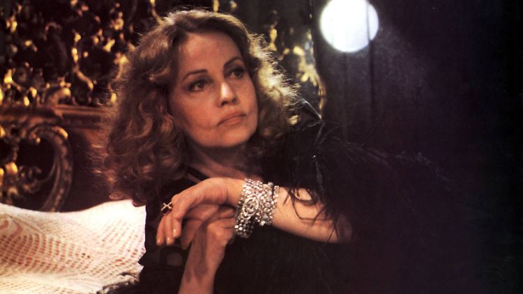 Jeanne Moreau wechselte im Jahr 1976 das Metier und gab mit "Lumière" ihr Regie-Debüt.