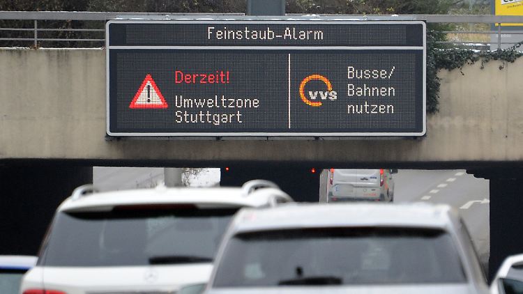 Eine Anzeigetafel weist Stuttgarter Autofahrer auf die schlechte Luft hin.