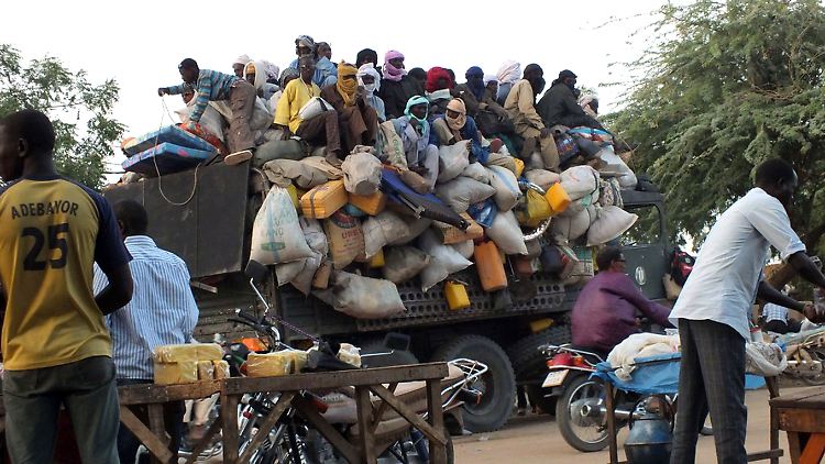 Von Agadez aus werden die Migranten teils in völlig überladenen Fahrzeugen Richtung Richtung Libyen oder Algerien gebracht. 