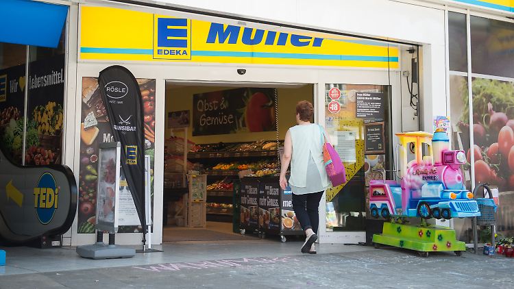 Für Anwohner ist der Gang in den Supermarkt nach der Messerattacke vom Freitag nichts Alltägliches mehr.