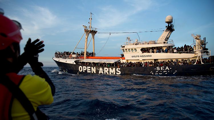 Die Seenotretter wehren sich unter anderem dagegen, dass künftig Polizisten an Bord genommen werden sollen. 