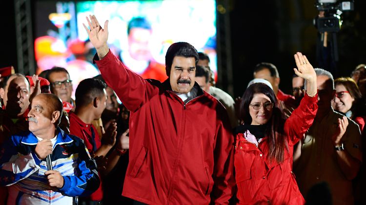 Maduro feiert mit Anhängern den Sieg in der umstrittenen Abstimmung.