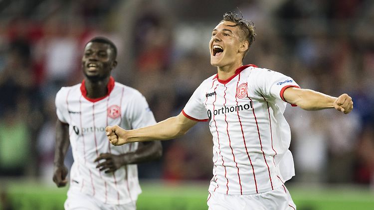 Fortunas Florian Neuhaus (r.) feiert seinen Premierentreffer.
