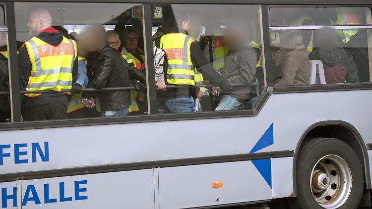 Bundespolizisten begleiten abgelehnte Asylbewerber aus Tunesien auf dem Flughafen Leipzig/Halle zum Flugzeug.