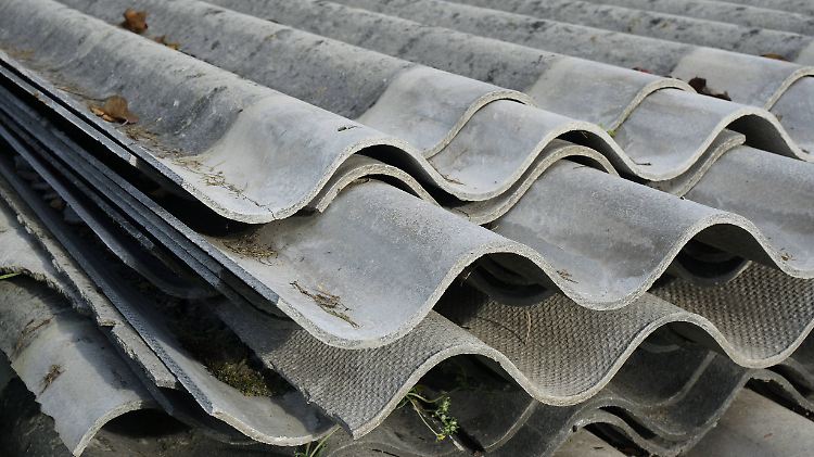 Wellasbestplatten sind witterungsbeständig und waren damit als Dachmaterial hervorragend geeignet.