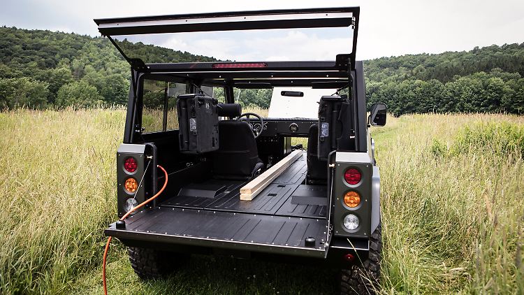 Da vorne kein Motor stört, lassen sich auch besonders lange Gegenstände bequem im Bollinger B1 transportieren.