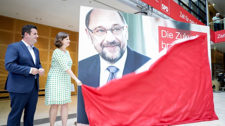 Am Dienstag enthüllten SPD-Generalsekretär Hubertus Heil und SPD-Geschäftsführerin Juliane Seifert ein neues Wahlplakat. "Die Zukunft braucht neue Ideen. Und einen, der sie durchsetzt", steht darauf.
