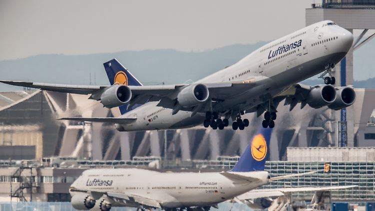 Die Lufthansa hat ihre Jahresprognose angehoben.