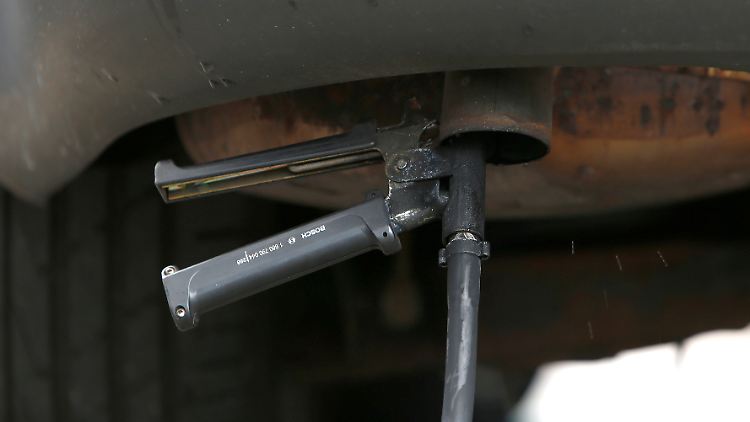 Das Verwaltungsgericht Stuttgart hatte vergangene Woche Fahrverbote
auch mit Nachrüstung als kaum vermeidbar bezeichnet.