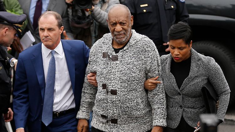 Rechtsanwalt McMonagle (li.) konnte im ersten Prozess eine Verurteilung von Bill Cosby (Mitte) verhindern.