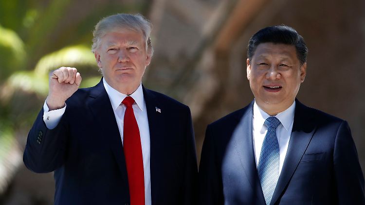 US-Präsident Donald Trump (li.) und Chinas Staatschef Xi Jinping bei einem Treffen in Florida.