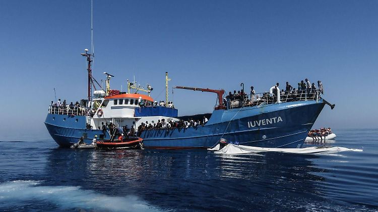 Die "Iuventa" bei einem früheren Rettungseinsatz.