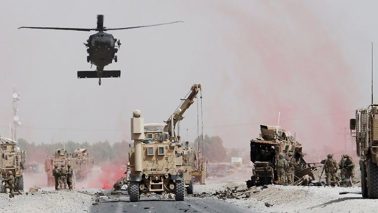 Nach dem Anschlag in Kandahar: Militärfahrzeuge bergen das Wrack.