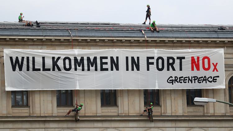 Mit einem Banner protestierten Umweltschützer auf dem Dach des Verkehrsministeriums in Berlin.