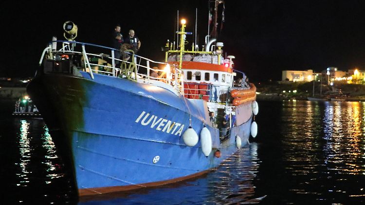 Die "Iuventa" liegt derzeit im Hafen von Lampedusa.
