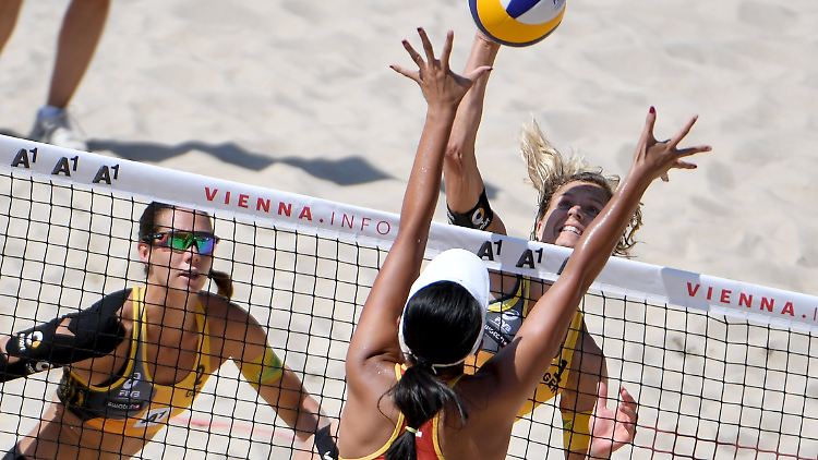 Schmettern bei mehr als 50 Grad - die deutschen Olympiasiegerinnen Kira Walkenhorst und Laura Ludwig (beide in gelb) kämpfen sich durch.