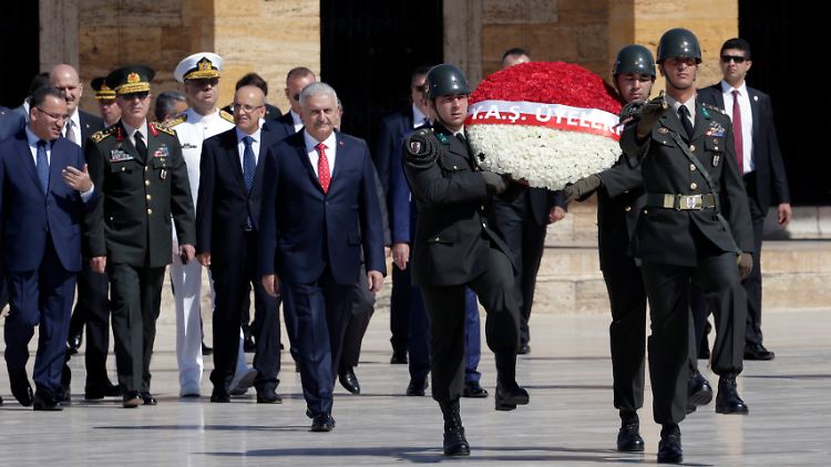 Vor der Sitzung des Militärrats legen Ministerpräsident Yildirim (M.), Militärs und Politiker einen Kranz am Mausoleum von Staatsgründer Atatürk nieder.