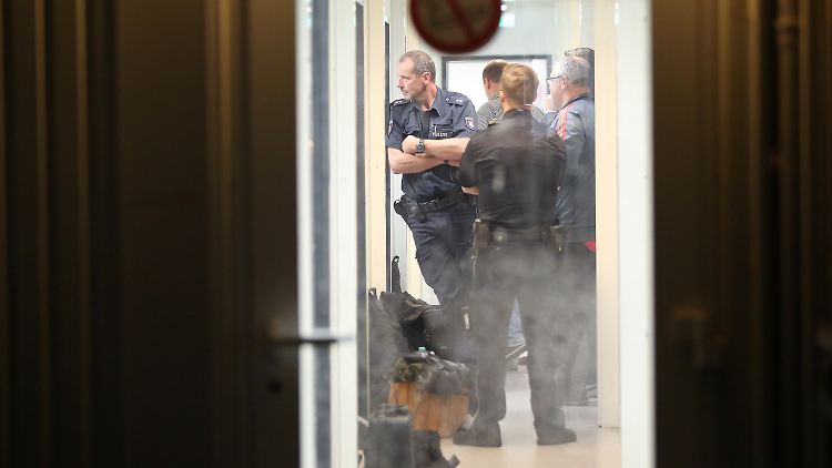 Polizisten durchsuchten nach dem Attentat von Hamburg die Unterkunft von Ahmad A.
